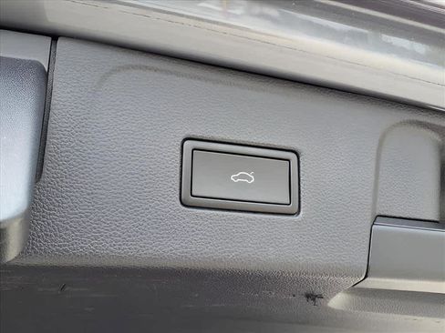 Used 2022 Volkswagen Atlas SEL Premium image 6