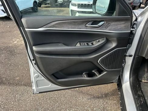 New 2026 Jeep Grand Cherokee Limited w/ Limited Altitude Package AWD/4WD image 10