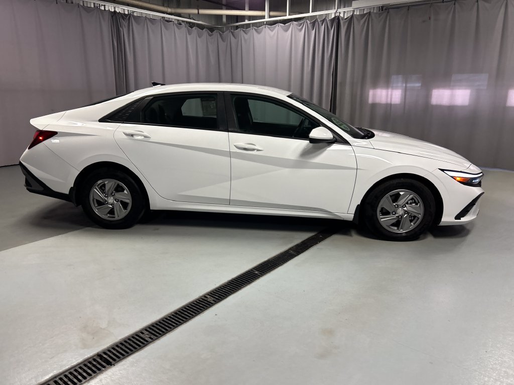 Used 2025 Hyundai Elantra SE FWD image 8