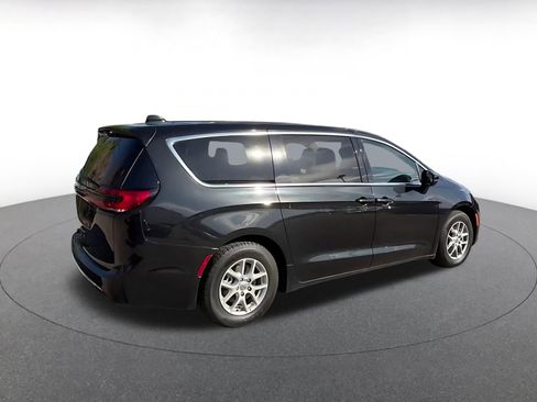 Used 2023 Chrysler Pacifica Touring-L FWD image 12