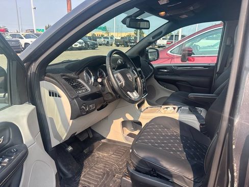 Used 2018 Dodge Grand Caravan SXT FWD image 12