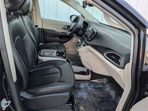 Used 2024 Chrysler Pacifica Touring-L image 26