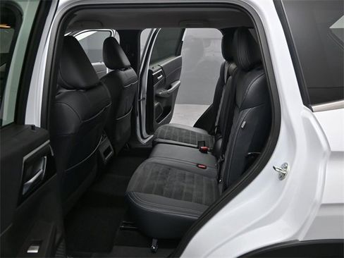 Used 2024 Mitsubishi Outlander SE image 15