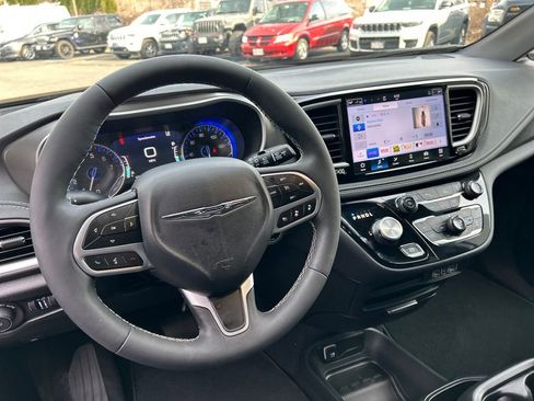 Used 2025 Chrysler Pacifica Select AWD/4WD image 39