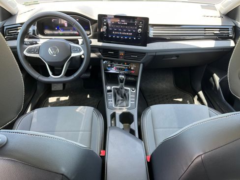 Certified 2025 Volkswagen Jetta SE w/ Sunroof Package image 10