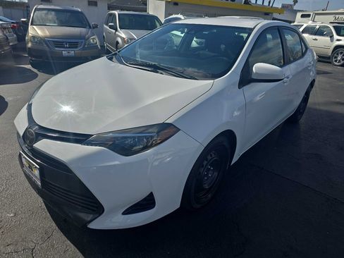 Used 2018 Toyota Corolla LE image 2