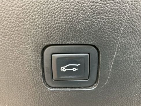 Used 2018 Chevrolet Traverse LT image 16