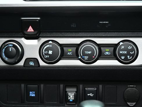 Used 2020 Toyota Tacoma SR5 AWD/4WD image 32