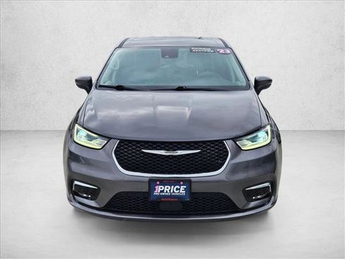 Used 2023 Chrysler Pacifica Touring-L FWD image 2