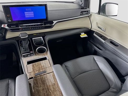 New 2026 Toyota Sienna Limited image 25