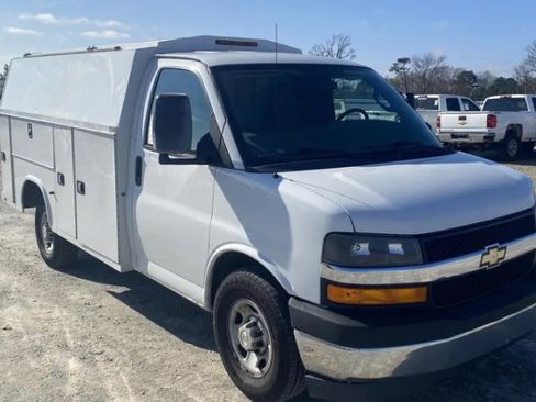 Used 2017 Chevrolet Express 3500 image 2