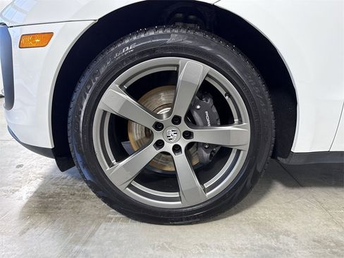 Certified 2023 Porsche Macan image 13