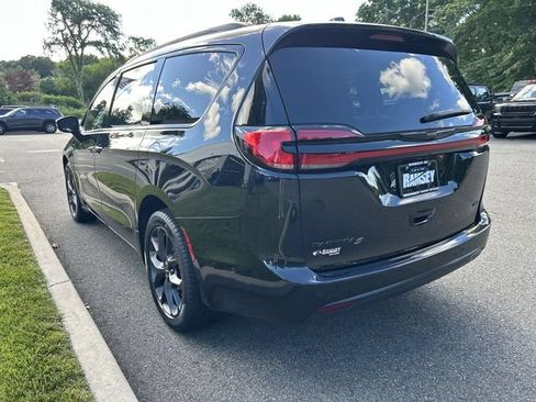 Used 2023 Chrysler Pacifica Touring-L w/ S Appearance Package AWD/4WD image 6