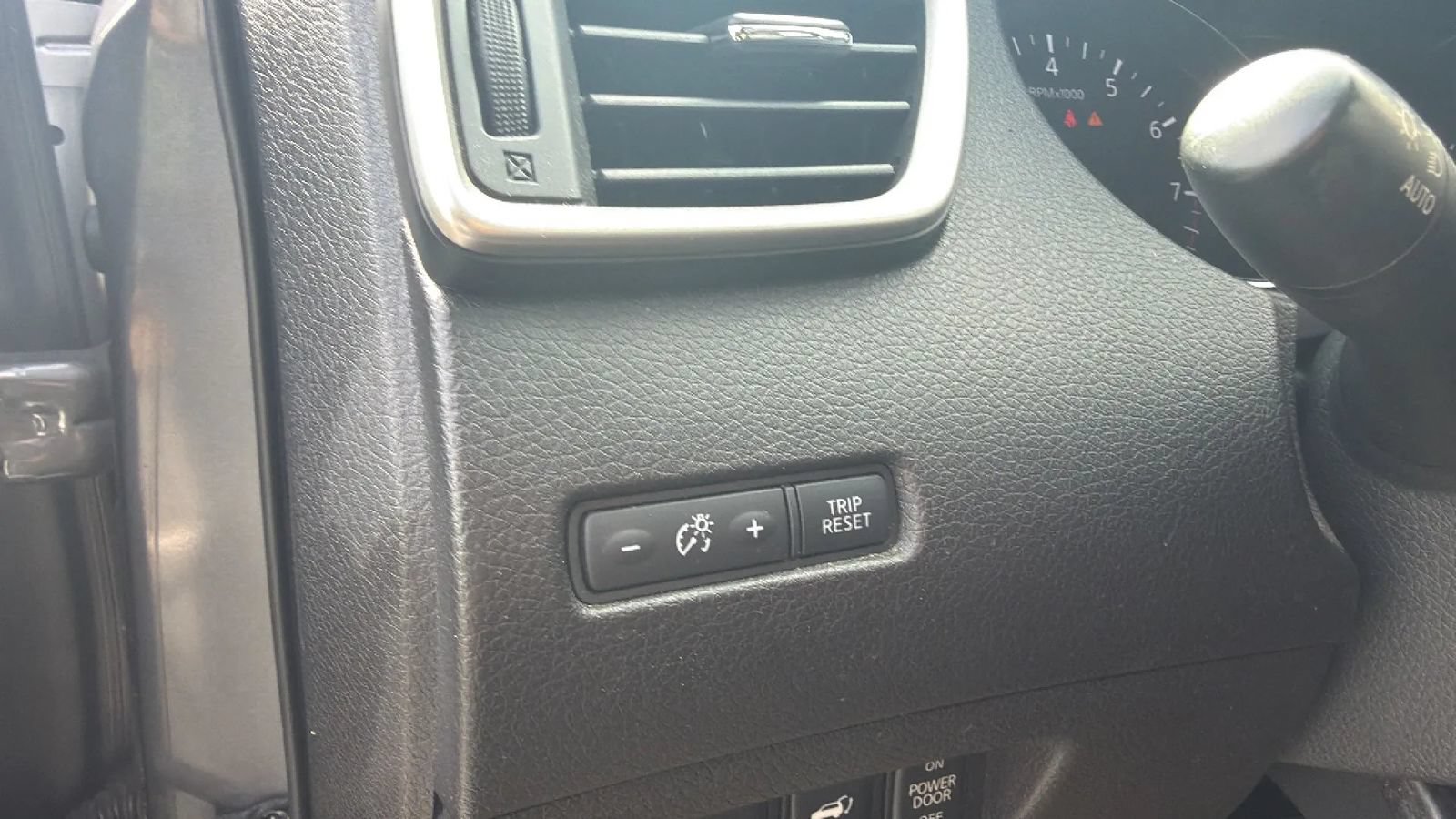 Used 2014 Nissan Rogue SV w/ SV Premium Package AWD/4WD image 23