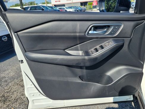 Certified 2024 Nissan Rogue Platinum FWD image 11