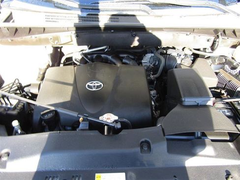 Used 2019 Toyota Highlander LE image 41