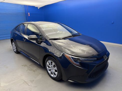 Used 2022 Toyota Corolla LE image 2
