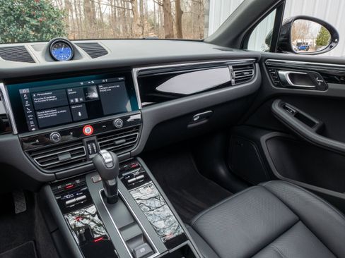 Certified 2025 Porsche Macan AWD/4WD image 21