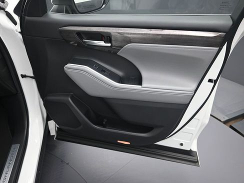 Used 2021 Toyota Highlander Limited image 39