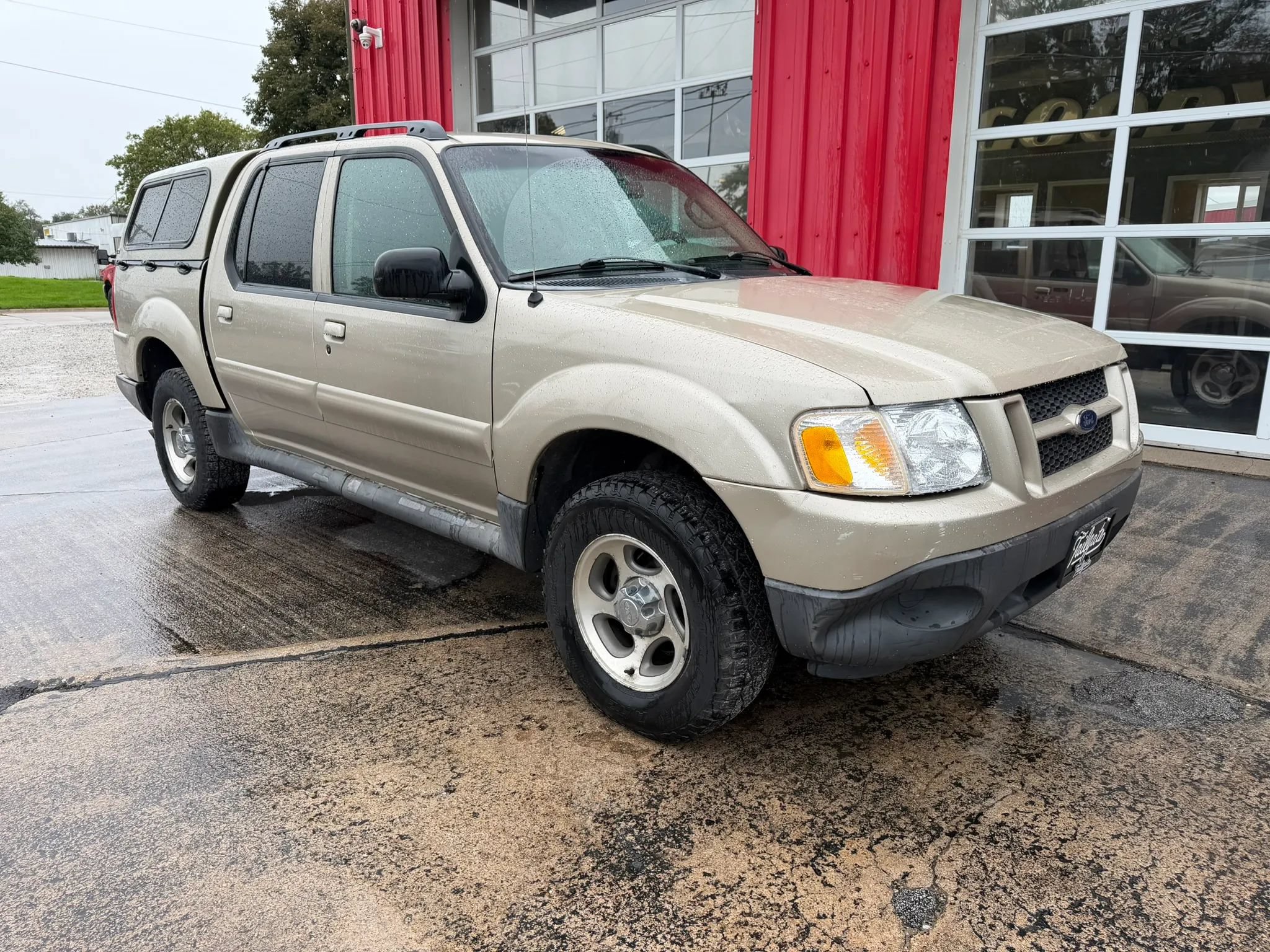 Used 2004 Ford Explorer Sport Trac XLT AWD/4WD image 2