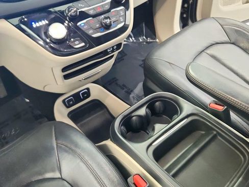 Used 2017 Chrysler Pacifica Touring-L FWD image 26