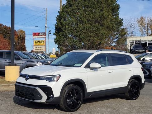 Certified 2025 Volkswagen Taos SE image 31