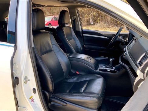 Used 2016 Toyota Highlander XLE image 8