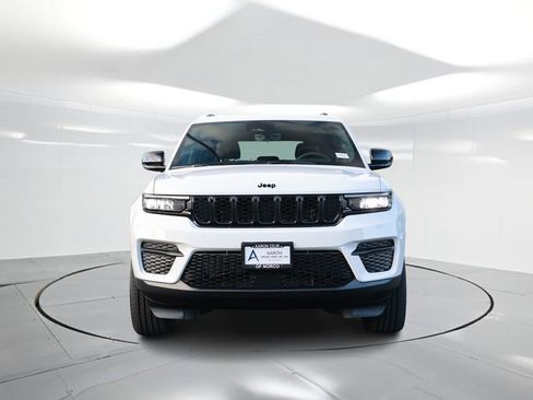 New 2025 Jeep Grand Cherokee Altitude image 4