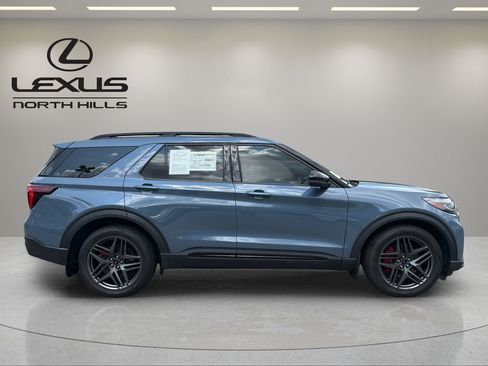 Used 2025 Ford Explorer ST AWD/4WD image 5