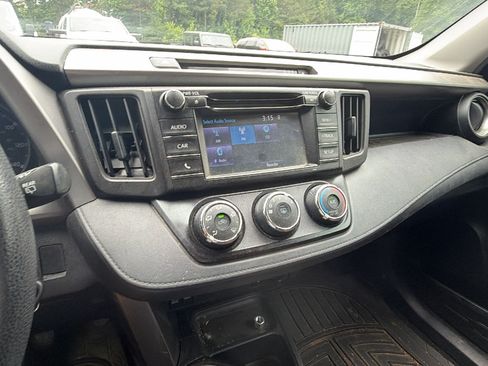 Used 2018 Toyota RAV4 LE FWD image 32