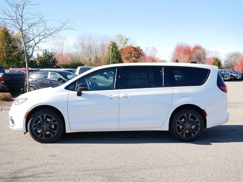 New 2026 Chrysler Pacifica Select image 17