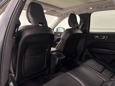 Used 2023 Volvo XC60 B5 Plus image 11