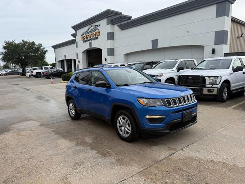 Used 2018 Jeep Compass Sport w/ Tech Group FWD image 2