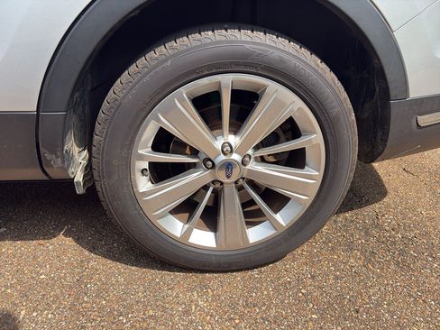 Used 2019 Ford Explorer Limited w/ Class III Trailer Tow Package FWD image 4