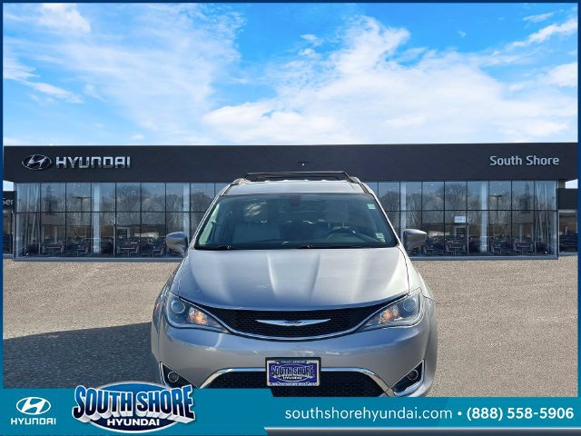 Used 2018 Chrysler Pacifica Touring-L FWD image 2