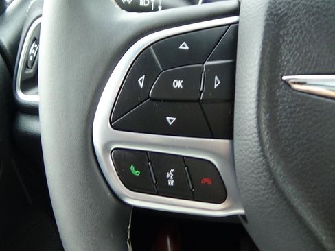 Used 2026 Chrysler Pacifica Limited FWD image 26