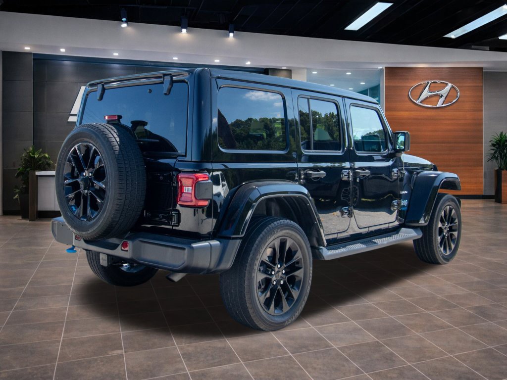 Used 2022 Jeep Wrangler Unlimited Sahara w/ Cold Weather Group AWD/4WD image 13