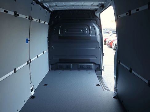 Used 2024 Mercedes-Benz eSprinter 170 Cargo image 28