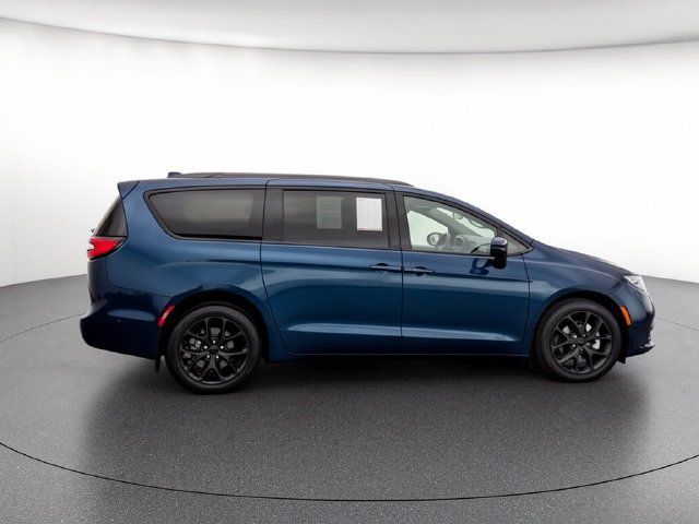 Used 2023 Chrysler Pacifica Limited w/ Uconnect Theater Family Group AWD/4WD image 7