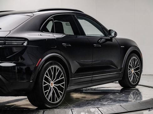 Used 2025 Porsche Macan 4 Electric AWD/4WD image 18