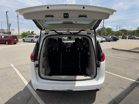 Used 2023 Chrysler Pacifica Touring-L FWD image 5
