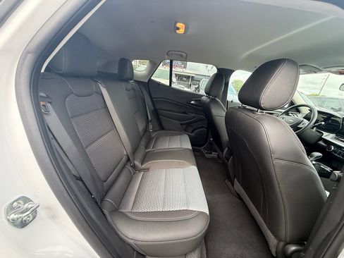 Used 2025 Chevrolet Trax LT w/ LT Convenience Package FWD image 21