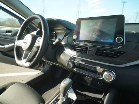 Used 2024 Nissan Altima 2.5 SV image 32