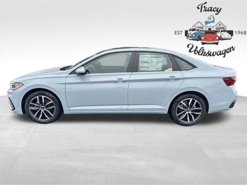 New 2025 Volkswagen Jetta SE image 4