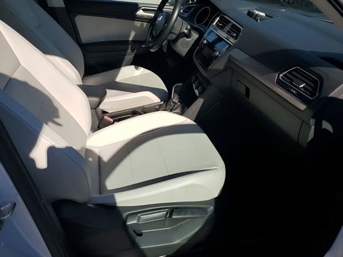 Used 2018 Volkswagen Tiguan SE w/ Panoramic Sunroof Package image 16