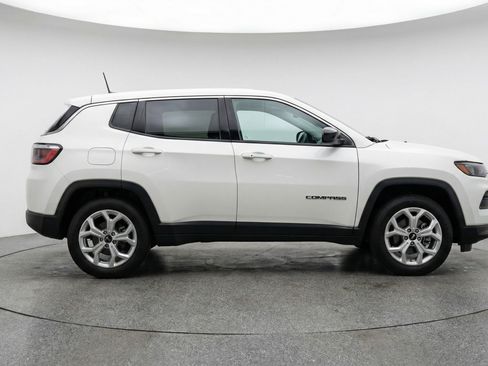 Used 2025 Jeep Compass Latitude AWD/4WD image 11