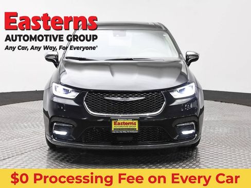 Used 2023 Chrysler Pacifica Limited FWD image 2