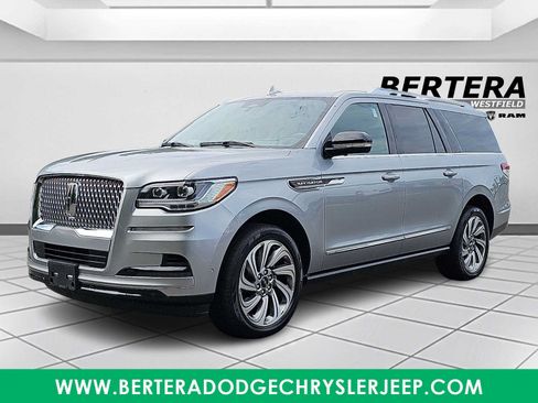 Used 2022 Lincoln Navigator L Reserve AWD/4WD image 3