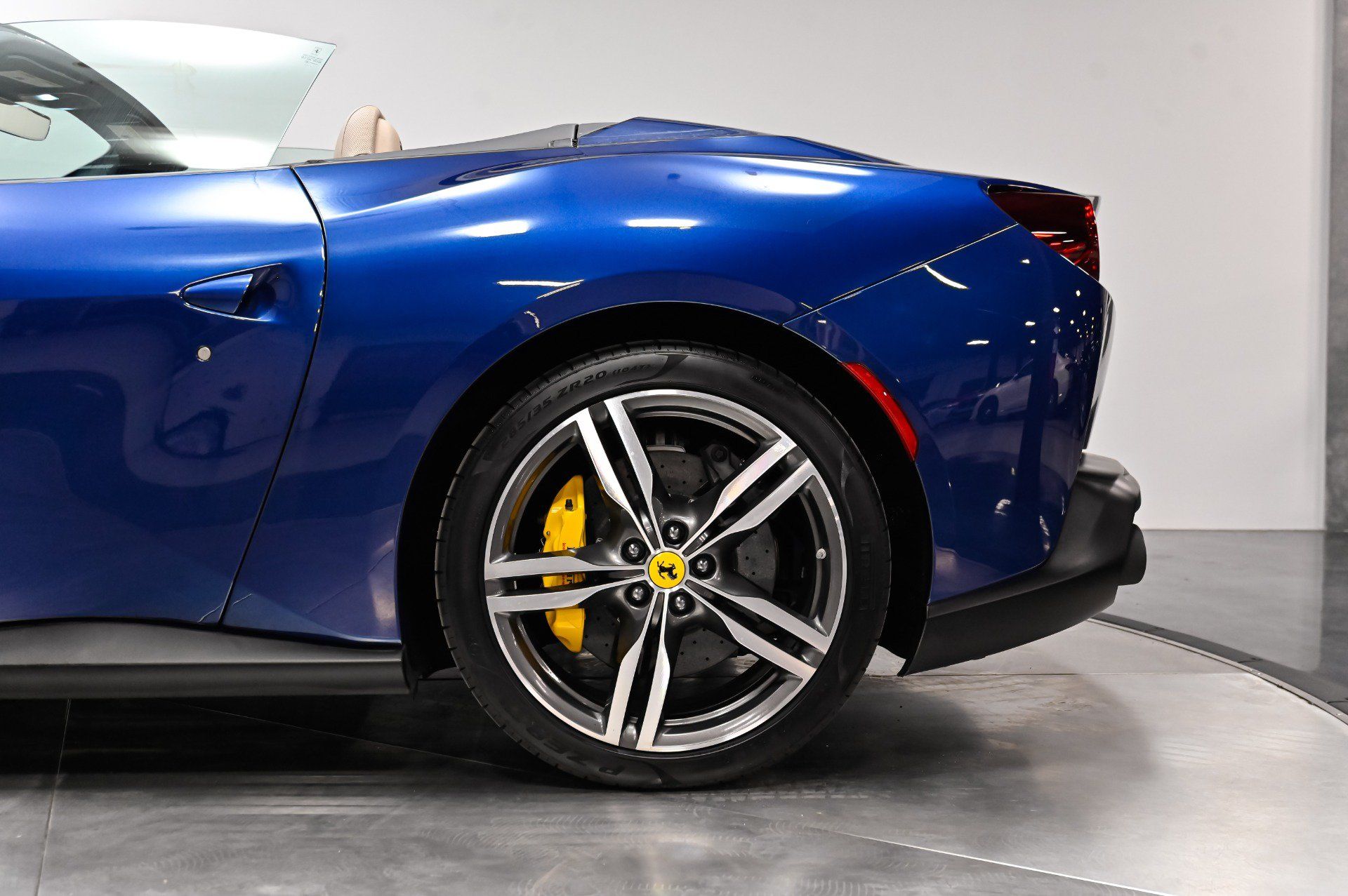 Used 2019 Ferrari Portofino RWD image 32