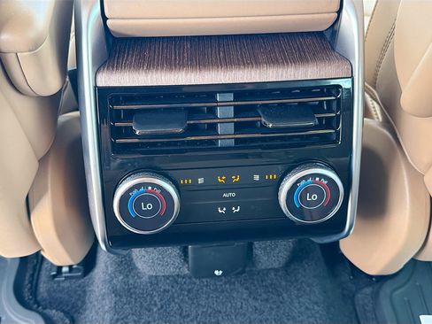 Used 2024 Land Rover Range Rover Long Wheelbase SE image 19